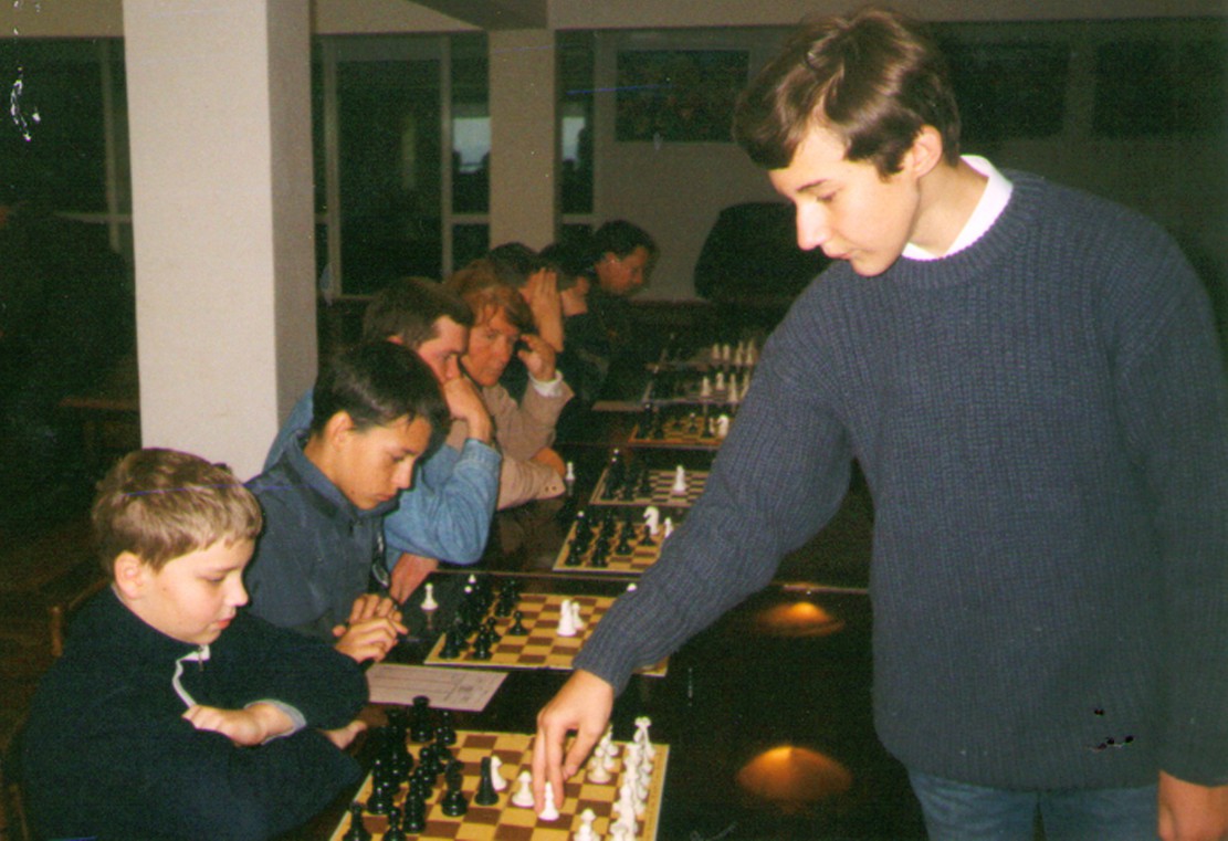 Сергей Карякин дает сеанс одновременной игры в г.Судаке 2003 г.